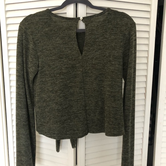 Green tie top with flared sleeves - Picture 2 of 4